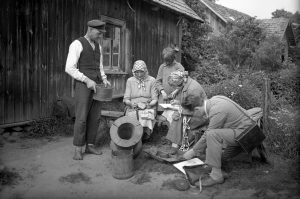 Etnografinės ekspedicijos dalyviai kalbina Rubenių sodybos gyventojus, 1928 metai. Fotografas Andrejs Punka | LNIM nuotr.