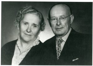 Aleksandras Stulginskis su žmona Ona sugrįžę į Lietuvą po ilgų kalinimo lageriuose ir tremtyje praleistų metų. Apie 1958 m. | Okupacijų ir laisvės kovų muziejaus nuotr.