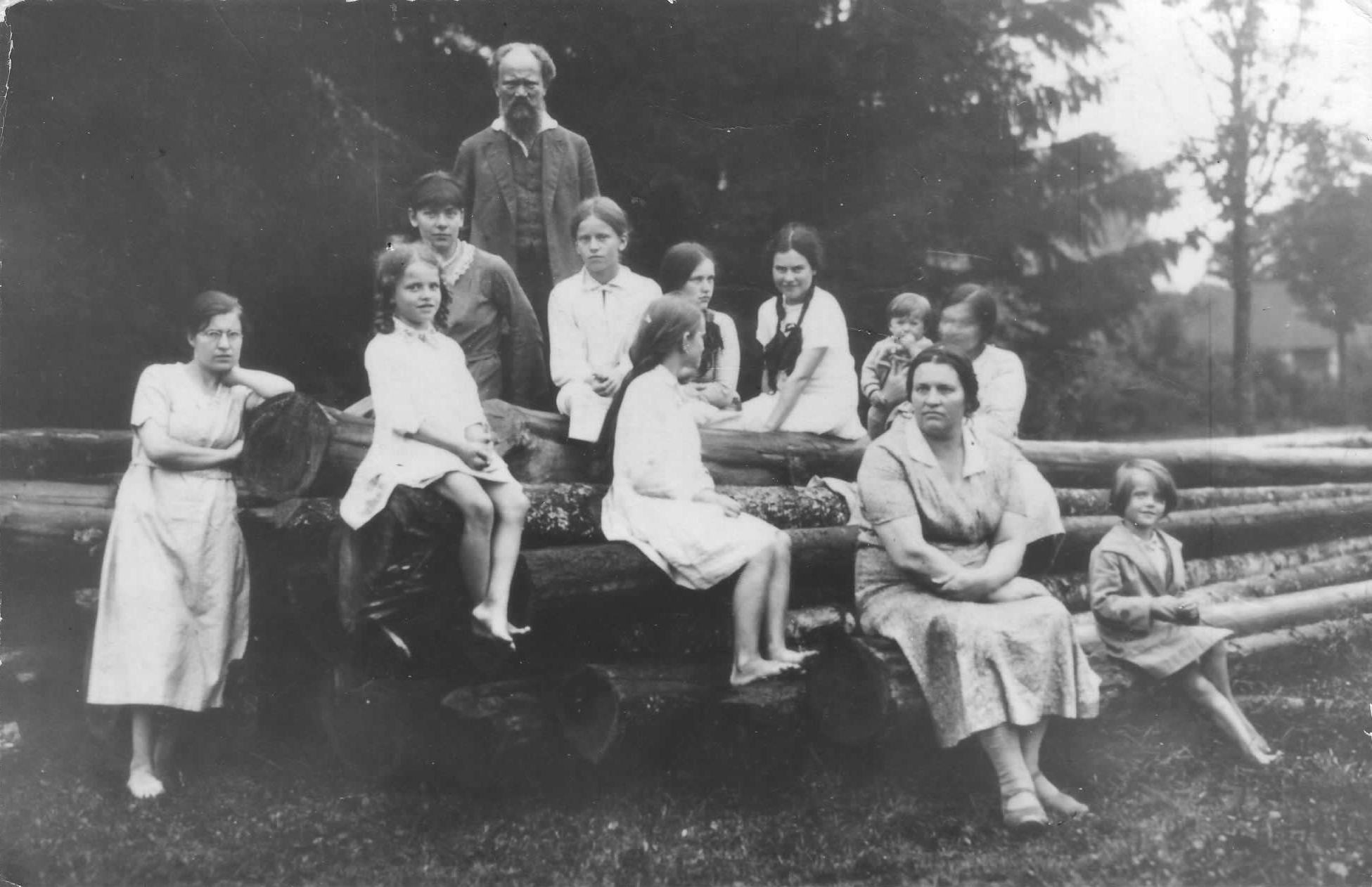 Gausi Emilijos ir Stasio Šilingų šeima. Misiūnai, apie 1931 m. | S. Šilingo draugijos archyvo nuotr.
