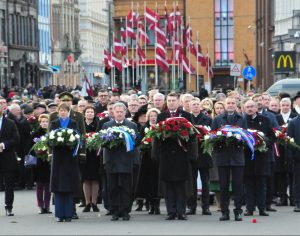 Latvijos Nepriklausomybės šimtmečio iškilmės. Gėles prie Laisvės paminko neša Estijos, Suomijos, Latvijos, Islandijos Prezidentai ir kiti valstybės pareigūnai | wikipedia.org nuotr.