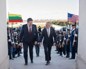 Lietuvos ir JAV gynybos ministrai sutarė parengti ilgalaikį bendradarbiavimo gynybos srityje planą | JAV Gynybos departamento nuotr.