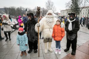 Vilniaus Kalėdų eglė į sostinę atviliojo net 6 Kalėdų Senelius | Vilniaus miesto savivaldybės nuotr.