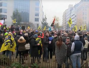 Briuselyje vyko protestas prieš kritikuojamą JT Migracijos paktą | stop kadras youtube.com 