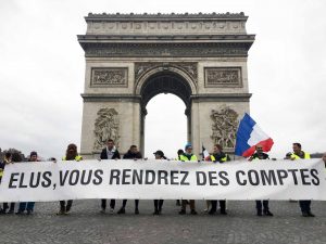 „Geltonųjų liemenių“ protesto akcija Paryžiuje | Twitter.com, J-B. Semerdjian nuotr.