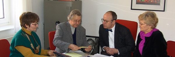 Pasitarimas Vokietijos ambasadoje dėl V. atminimo įamžinimo.Iš kairės Vydūno d-jos pirm. rima Palijanskaitė, V. Bagd., VFR ambasados sekretorius Ridrichas Vilhelmas Nėlis, vertėja Iirena Tumavičiūtė | Autorių nuotr.