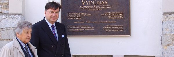 Su kun. M. Daniu Aidengus lentą Vydūnui Detmolde 2013 05 10 | L. Peleckio-Kaktavičiaus nuotr.