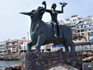 Skulptūra Agios Nikolaos mieste. Jautis pagrobia Europa | R.Jasukaitienės nuotr.
