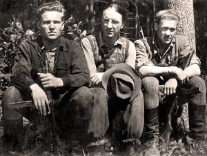 Bronius Krivickas (vidury) su Pilėnų tėvonijos vadu Stepu Giedriku-Giriečiu (dešinėje) ir Alfonsu Valentėliu-Bankininku Vailokaičiu. Biržų giria, 1951 ruduo | Biržų krašto muziejus „Sėla“, PL-4064 nuotr.
