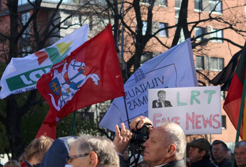 Mitinge prie LRT bus reikalaujama „nutraukti smegenų plovimą už mokesčių mokėtojų pinigus“