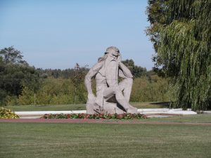 „Nevėžio“ skulptūra, 1979 metais pastatyta Papušių kaime prie Panevėžio miesto nuotekų valyklos administracinio pastato | L. Kaziukonio nuotr. 
