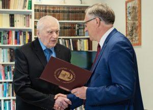 Antanui Terleckui įteiktas VU atminties diplomas | E. Kurausko nuotr.