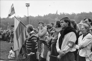 Kai kurie Sąjudžio mitingo dalyviai riši tvarkdario raištį. Vilnius, Vingio parkas, 1988 m. rugpjūčio 23 d. | R. Urbakavičius, LNM nuotr.