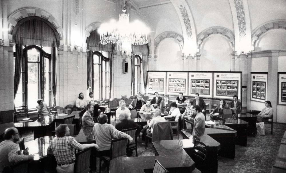 Išrinkti Lietuvos Persitvarkymo Sąjūdžio iniciatyvinės grupės nariai iškart po jų išrinkimo Lietuvos TSR Mokslų Akademijos Mažojoje salėje. Iš kairės: Arūnas Žebriūnas, Virgilijus Čepaitis, Artūras Skučas (arčiau langų), Antanas Buračas, Bronislovas Genzelis, Bronislovas Kuzmickas, Vytautas Bubnys, Saulius Pečiulis, Algimantas Nasvytis, Alvidas Medalinskas, Kazimira Danutė Prunskienė, Vytautas Radžvilas, ne narys Giedrius papinigis, Zigmas Vaišvila, Romualdas Ozolas, Arvydas Juozaitis, Gintaras Songaila, ne nariai Jonas Vaiškūnas ir Daiva Prakopimaitė (vėliau Penkauskienė). 1988 m. birželio 3 d.