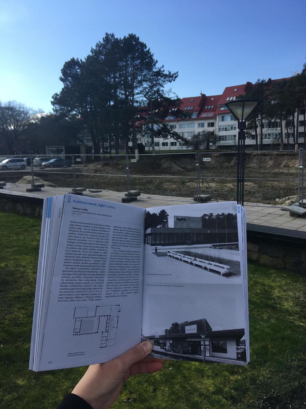 Nugriauti kultūros namai „Agila“ ir Neringos architektūros gidas | A. L. Monsės (Ana Luisa Monse) nuotr.