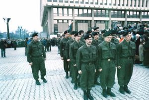 1991 m. sujungus Atskirąją apsaugos ir Garbės sargybos kuopas suformuotas Mokomasis junginys. Nuotraukoje – su vadu Česlovu Jezersku. | kam.lt nuotr.