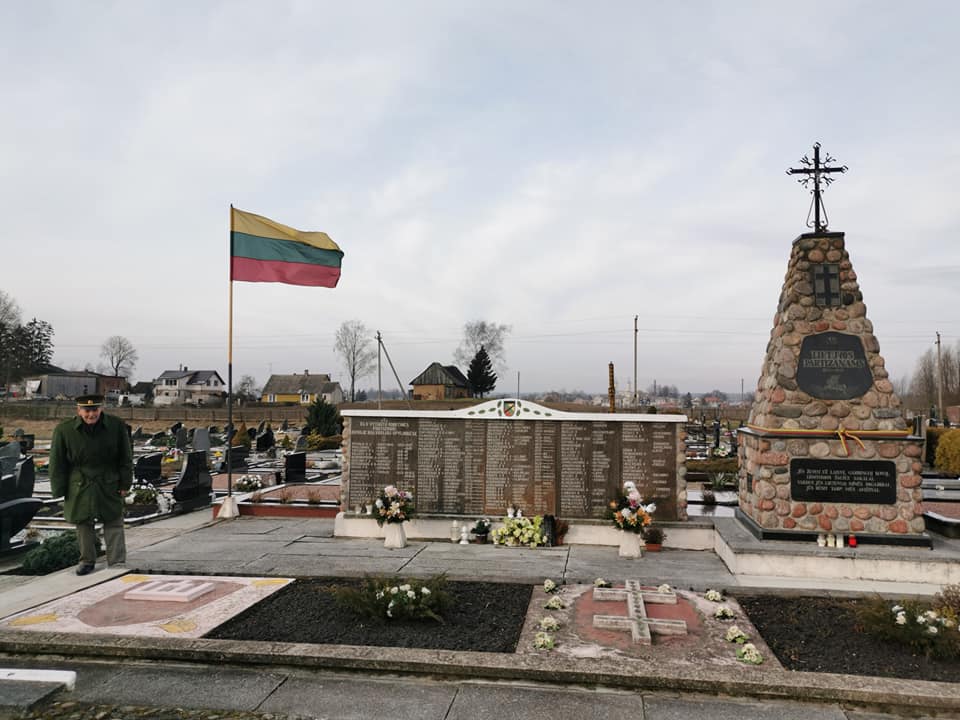 Bronislovas Jungaitis Kalvarijos kapinėse prie jo pastatyto memorialo Lietuvos partizanams | Sigitos Palionienės nuotr.