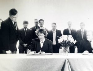 1995 m. gegužės 5 d. Lietuvos darbininkų sąjungos pirmininkė Aldona Balsienė pasirašo pirmą politinio pobūdžio susitarimą dėl trišalės partnerystės | www.lps.lt, archyvinė nuotr.