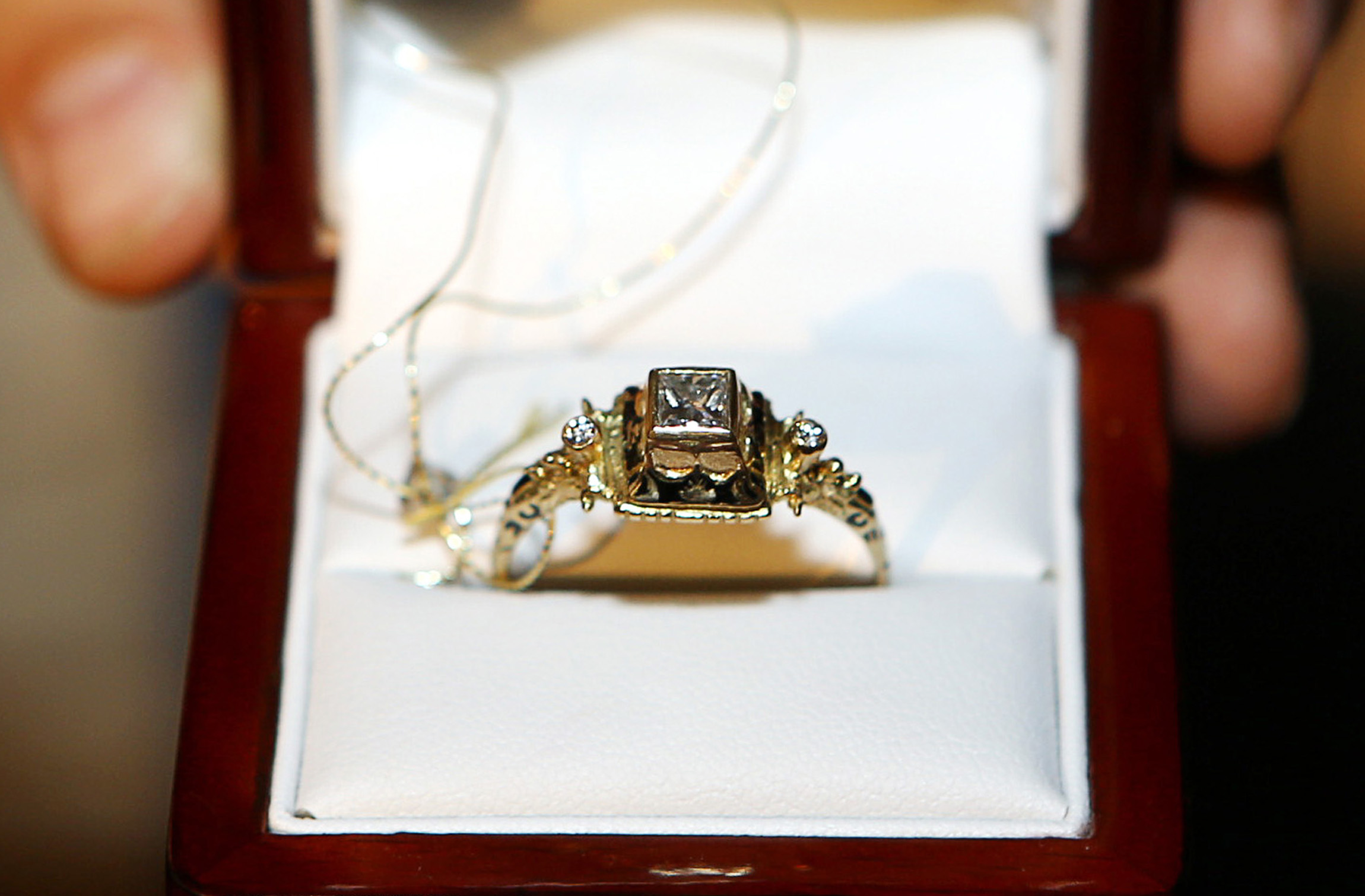 Auksinis žiedas, pagamintas pagal renesansinio žiedo, saugomo Mažosios Lietuvos istorijos muziejuje, pavyzdį. | V. Liaudanskio nuotr.