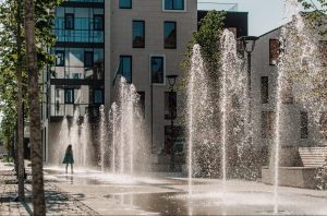 Vilniuje – nauja vieša poilsio erdvė su fontanu | „Darnu Group“ nuotr.