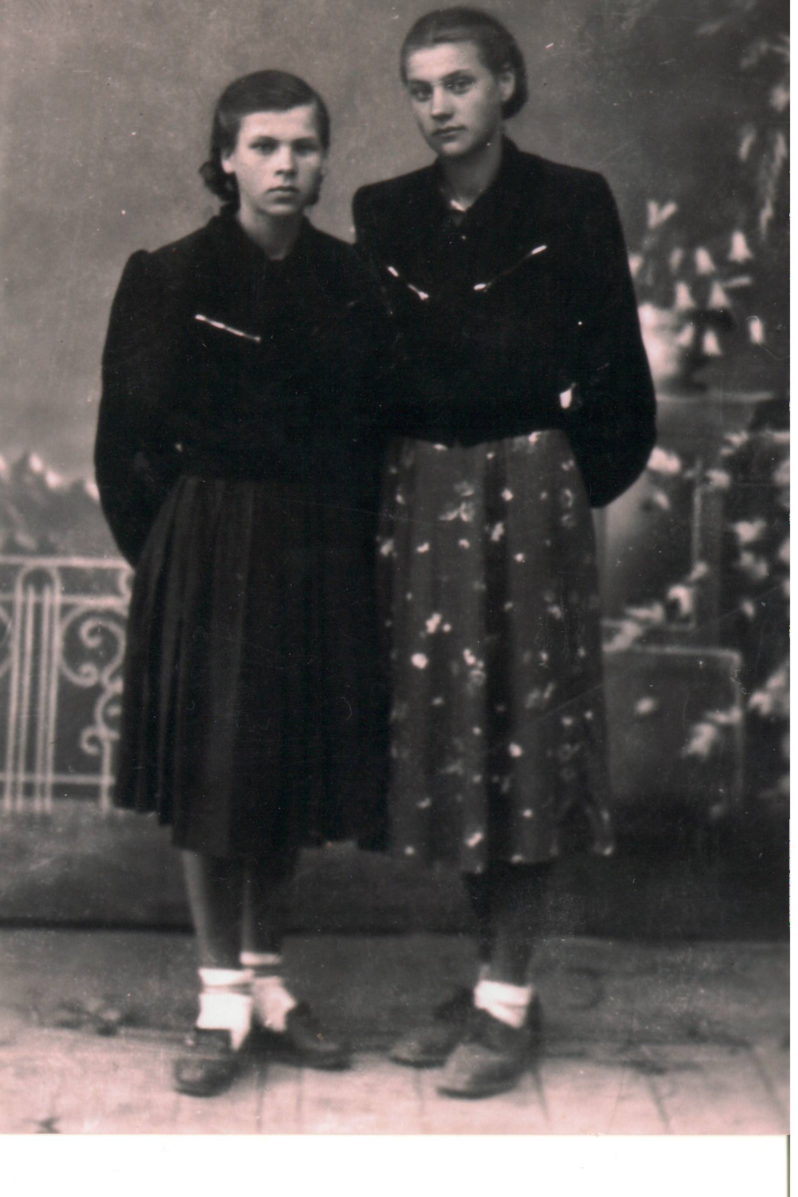 Autoriaus seserys Laimutė ir Onutė Špokevičiūtės Lietuvoje 1957 metais