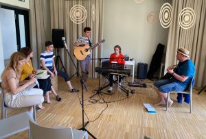 Trakų Vokės dvaro karietinėje – baigiamasis jaunųjų dainų autorių koncertas | „Bardai LT“ nuotr.