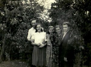 Iš kairės: Stasys Golubauskas, Alė Miliuvienė (Vito Miliaus žmona), Ona Miliuvienė (Sigito Miliaus žmona), Julijona Miliūtė, Vacys Kedima (apie 1957 m.).