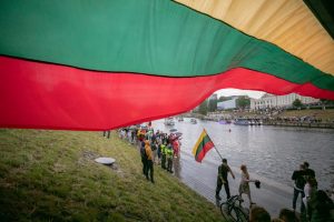 Liepos 6-ąją Neries krantinėse Vilniuje – tūkstančiai vėliavų ir „Tautiška giesmė“ | S. Žūros nuotr.