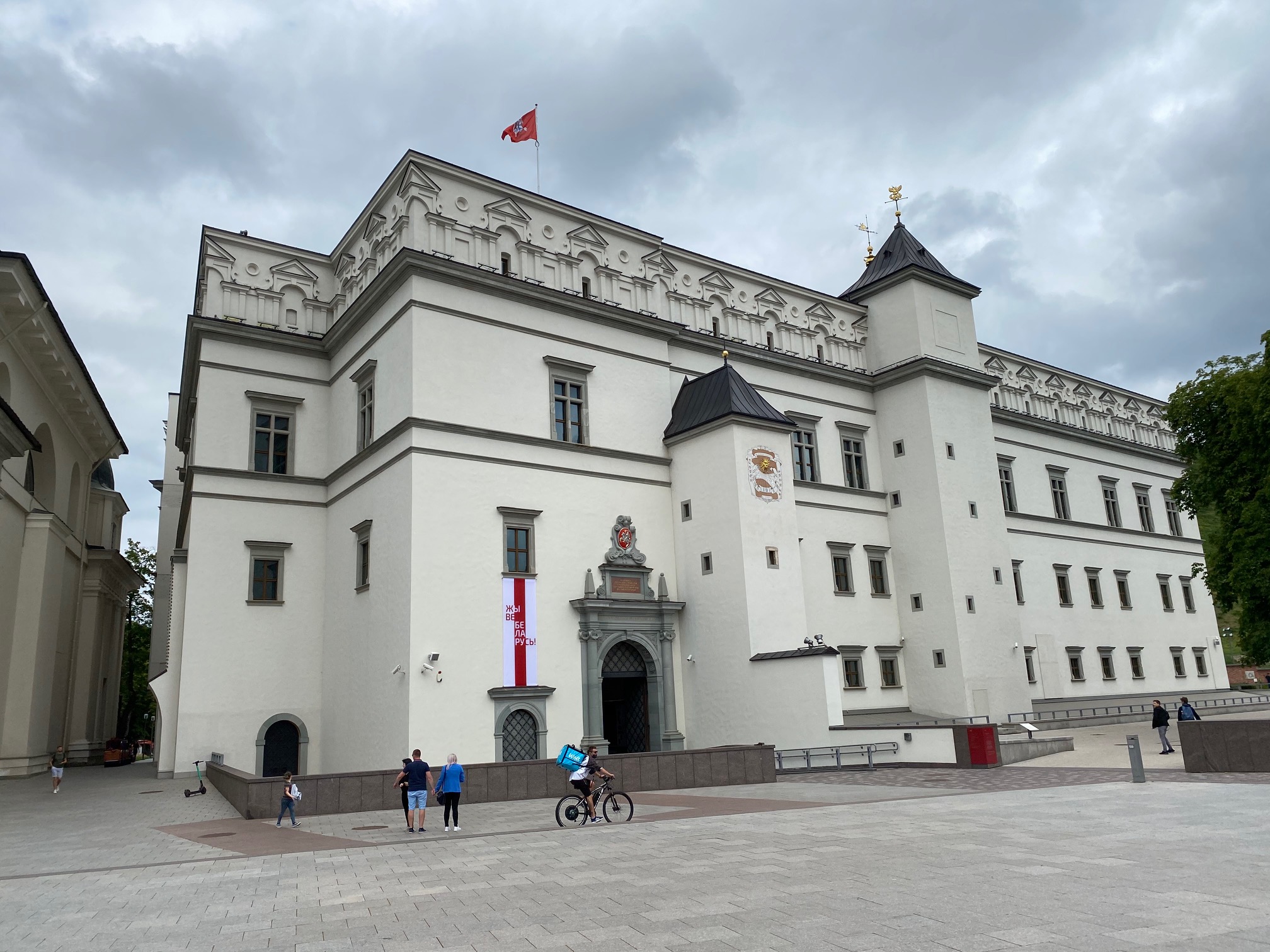  Valdovų rūmų muziejus simboliškai papuošė fasadą istorine baltarusių vėliava, kitais palaikymo ženklais | Valdovų rūmų muziejaus nuotr.
