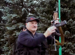Lukašenka pasirodė su automatu | Alkas.lt ekrano nuotr.