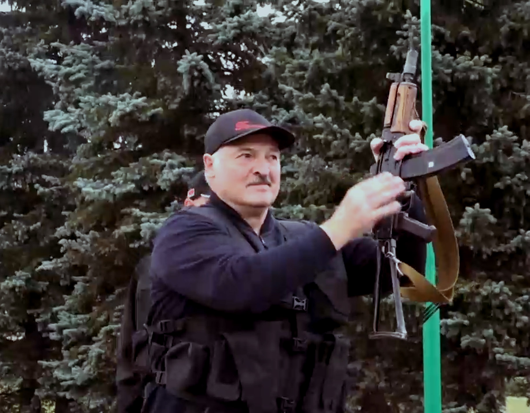 Lukašenka pasirodė su automatu | Alkas.lt ekrano nuotr.