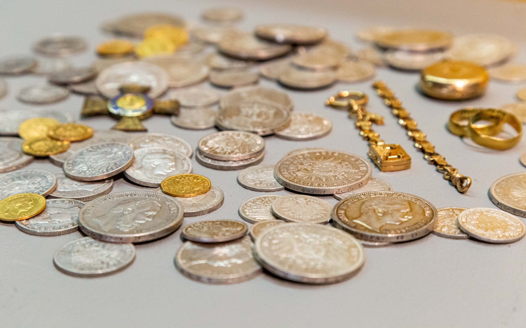 Aukštvilkių lobis. Jį sudaro – vokiškos sidabrinės ir auksinės monetos, ordinas, du auksiniai vestuviniai žiedai, laikrodis | Laima Penek, Lietuvos nacionalinio muziejaus nuotr.