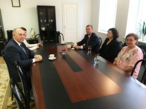 Ambasadorius R. Motuzas susitiko su Seinų lietuvių „Žiburio“ mokyklos | urm.lt nuotr.
