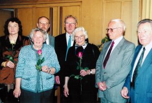  ŠLB 50-mečio sukakties minėjime. Pirmoji iš kairės Angelė Gegeckienė, už jos stovi sūnus dr. Algimantas Gegeckas. 2002 m. | Asmeninė nuotr.