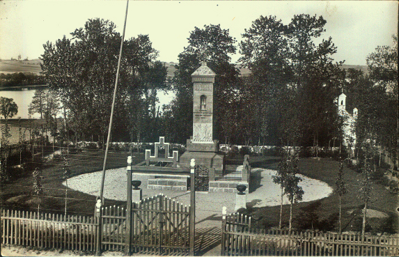 1928 m. pastatytas Antano Jaroševičiaus suprojektuotas obeliskas „Karžygiams, žuvusiems už Lietuvos laivę kovoje ties Giedraičiais 1920 m.“ | Iš Valeikų giminės archyvo, V. Vitkausko nuotr.