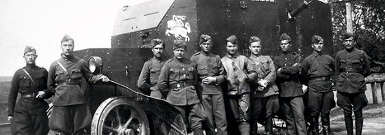 Šarvuočio „Perkūnas“ įgula ir mechanikai lenkų fronte. 1920 m. | Lietuvos centrinio valstybės archyvo nuotr.