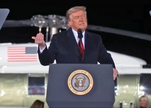 JAV prezidentas Donaldas Trampas kalba Džordžijos valstijoje Doltono miestevykusiame mitinge | Alkas.lt, ekrano nuotr.