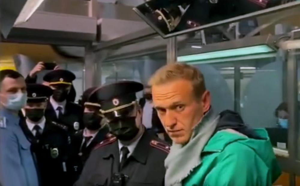 Iš Vokietijos į Rusiją sugrįžęs A. Navalnas sulaikytas oro uoste (video)