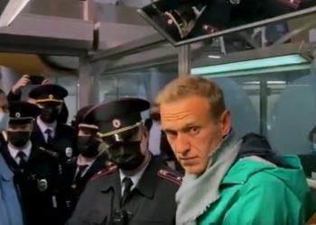Iš Vokietijos į Rusiją sugrįžęs A. Navalnas sulaikytas oro uoste (video)