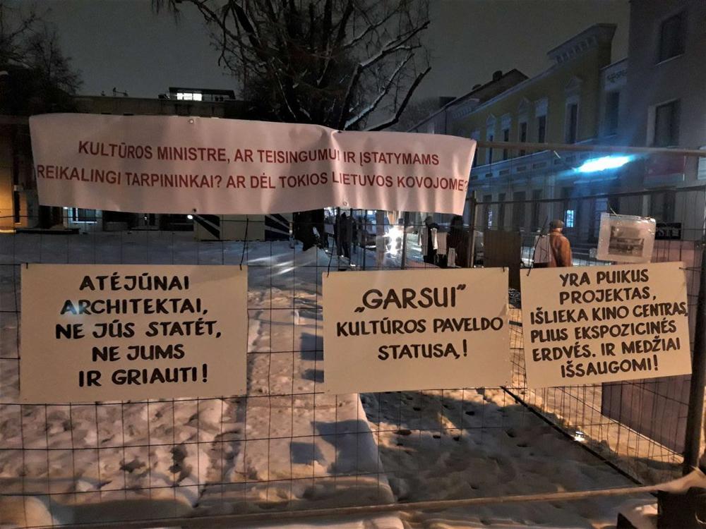 Visuomenininkai toliau muša pavojaus varpais dėl Panevėžyje griaunamo kino teatro „Garsas“ (nuotraukos)