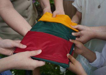 Partizanų dainos klipo filmavimo akimirka. Vėliava ir vaikai | rengėjų nuotr.