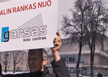 Panevėžiečiai toliau priešinasi  įnirtingiems miesto valdžios siekiams nugriauti istorinį kino teatrą (video, nuotraukos)