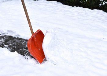 Kaip kasti sniegą, kad nesusižeistumėte?