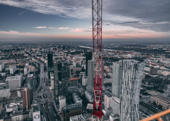 Lenkai turi aukščiausią: Varšuvoje baigiamas statyti N. Fosterio milžinas