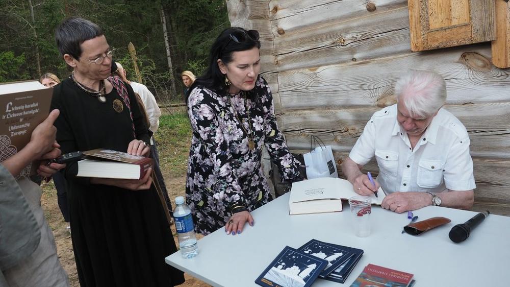 Algimanto Bučio knygos „Lietuvių karaliai ir Lietuvos karalystė de facto ir de jure viduramžių Europoje" pristatymas Molėtų Etnografinėje sodyboje | V.Kašinsko nuotr.