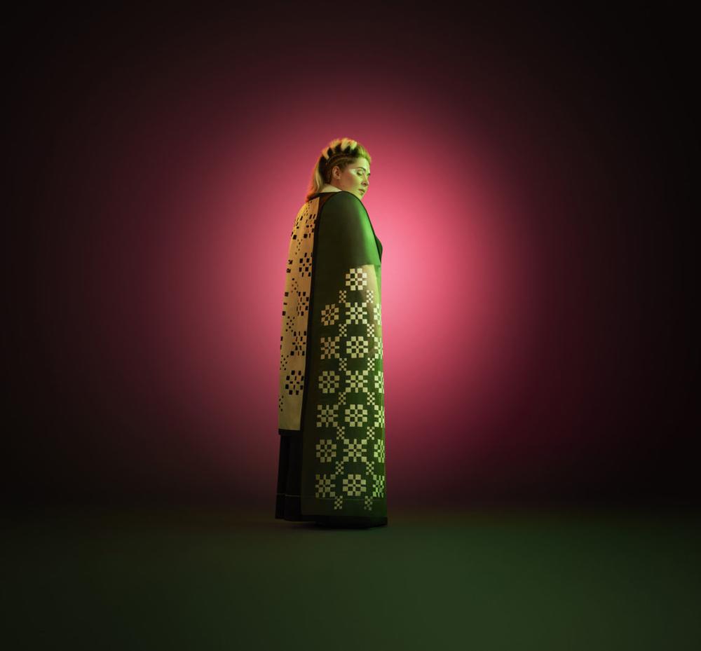 Vaidovas Valiukevičius vilki modernius Egipto faraono apdarus. Juos sukurti K. Knizikevičiūtę įkvėpė apsilankymas Istorijų namuose | lnm.lt nuotr.