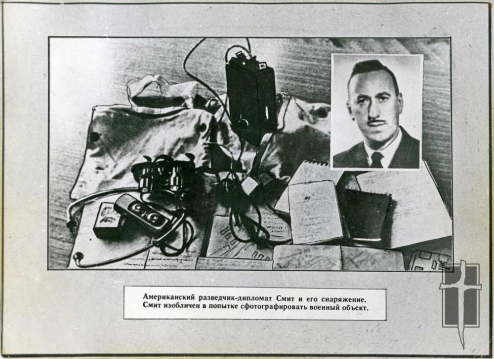 „Amerikiečių žvalgas – Diplomatas Smitas ir jo įranga. Smitas buvo demaskuotas jam bandant nufotografuoti karinį objektą” | LGGRTC archyvo nuotr.