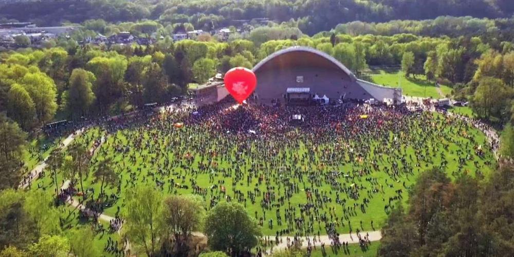 „Šeimos gynimo maršas 2021“. Mitingas Vilniaus Vingio parke 2021-05-15 | Alkas.lt