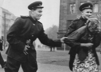 Rusų okupantai persekiojo vokietę. Leipcigas, 1945 m. | lmundo.es nuotr.