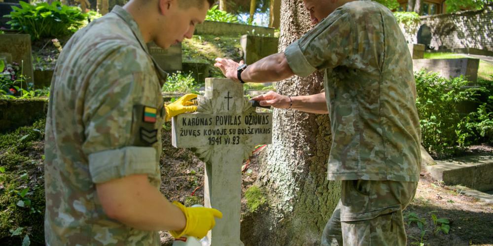 Birželio sukilimui atminti Karo akademijoje atidengta atminimo lenta