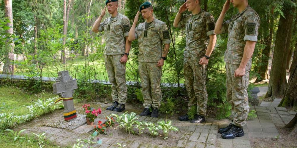 Birželio sukilimui atminti Karo akademijoje atidengta atminimo lenta